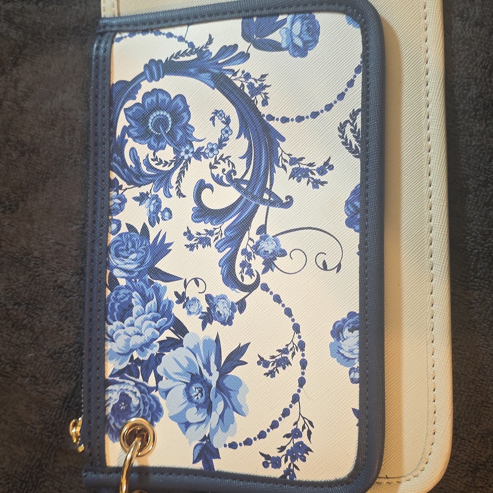 Nwot Anne Klein Blue and White Wristlet  Trio. - Picture 5 of 8